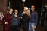 Lunteren 22 november 2021
Presentatie paarden calendar waarvan opbrengst naar het KWF gaat . Bridget Maasland en Samantha Steenwijk krijgen het eerste exemplaar . Ze kopen per paard aanrijden