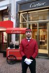 Amsterdam 4 december 2021
Cartier winkel in kerststijl op de PC Hooftstraat