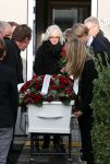 Emmeloord 10 december 2021
Begrafenis Arie Ribbens .Aanwezig zijn vrouw Cea Ribbens zijn dochter met gezin en oa Bonnie St Claire en Jacques Herb met zijn vrouw . De man van Bonnie Anne Jan Jongbloed verzorgt de uitvaart.