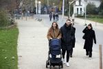 Amsterdam 16 november 2021
Dave Roelvink en zijn vriendin Jazzlyn  voor het eerst buiten met hun zoontje Dean . Ze wandelen  in het vondelpark.