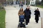 Amsterdam 16 november 2021
Dave Roelvink en zijn vriendin Jazzlyn  voor het eerst buiten met hun zoontje Dean . Ze wandelen  in het vondelpark.