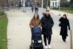 Amsterdam 16 november 2021
Dave Roelvink en zijn vriendin Jazzlyn  voor het eerst buiten met hun zoontje Dean . Ze wandelen  in het vondelpark.