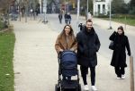 Amsterdam 16 november 2021
Dave Roelvink en zijn vriendin Jazzlyn  voor het eerst buiten met hun zoontje Dean . Ze wandelen  in het vondelpark.
