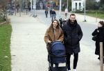 Amsterdam 16 november 2021
Dave Roelvink en zijn vriendin Jazzlyn  voor het eerst buiten met hun zoontje Dean . Ze wandelen  in het vondelpark.