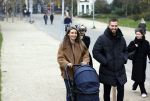 Amsterdam 16 november 2021
Dave Roelvink en zijn vriendin Jazzlyn  voor het eerst buiten met hun zoontje Dean . Ze wandelen  in het vondelpark.