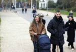 Amsterdam 16 november 2021
Dave Roelvink en zijn vriendin Jazzlyn  voor het eerst buiten met hun zoontje Dean . Ze wandelen  in het vondelpark.