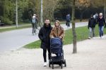 Amsterdam 16 november 2021
Dave Roelvink en zijn vriendin Jazzlyn  voor het eerst buiten met hun zoontje Dean . Ze wandelen  in het vondelpark.