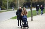 Amsterdam 16 november 2021
Dave Roelvink en zijn vriendin Jazzlyn  voor het eerst buiten met hun zoontje Dean . Ze wandelen  in het vondelpark.