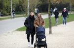 Amsterdam 16 november 2021
Dave Roelvink en zijn vriendin Jazzlyn  voor het eerst buiten met hun zoontje Dean . Ze wandelen  in het vondelpark.