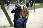 Amsterdam 16 november 2021
Dave Roelvink en zijn vriendin Jazzlyn  voor het eerst buiten met hun zoontje Dean . Ze wandelen  in het vondelpark.