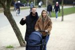 Amsterdam 16 november 2021
Dave Roelvink en zijn vriendin Jazzlyn  voor het eerst buiten met hun zoontje Dean . Ze wandelen  in het vondelpark.