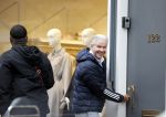 Amstetrdam 24 november 2021
Dries Roelvink bij zijn huis op de PC hooftstraat