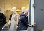 Amstetrdam 24 november 2021
Dries Roelvink bij zijn huis op de PC hooftstraat