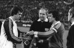 Eindhoven, 22 Oktober 1980
2e ronde UEFA Cup PSV-HSV eindstand 1-1
Felix Magath Willy v d Kuijlen en Scheidsrechter Karoly Palotai