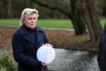 Amsterdam 3 december 2021
Anouk Smulders heeft opnames voor SBS6 programma inzake het KWF . Hans Klok heeft lampion bij voor zijn overleden assistente Nathalie Hoop.
