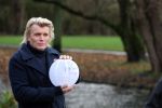 Amsterdam 3 december 2021
Anouk Smulders heeft opnames voor SBS6 programma inzake het KWF . Hans Klok heeft lampion bij voor zijn overleden assistente Nathalie Hoop.