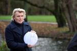Amsterdam 3 december 2021
Anouk Smulders heeft opnames voor SBS6 programma inzake het KWF . Hans Klok heeft lampion bij voor zijn overleden assistente Nathalie Hoop.