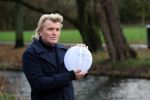 Amsterdam 3 december 2021
Anouk Smulders heeft opnames voor SBS6 programma inzake het KWF . Hans Klok heeft lampion bij voor zijn overleden assistente Nathalie Hoop.