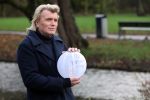 Amsterdam 3 december 2021
Anouk Smulders heeft opnames voor SBS6 programma inzake het KWF . Hans Klok heeft lampion bij voor zijn overleden assistente Nathalie Hoop.