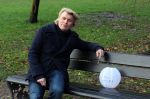 Amsterdam 3 december 2021
Anouk Smulders heeft opnames voor SBS6 programma inzake het KWF . Hans Klok heeft lampion bij voor zijn overleden assistente Nathalie Hoop.