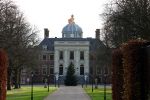 Den Haag 7 december 2021
Prinses Amalia is vandaag 18 jaar oud geworden . Prinses Amalia is met haar moeder Koningin Maxima wezen winkelen . Het vaandel op Huis ten Bosch