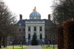Den Haag 7 december 2021
Prinses Amalia is vandaag 18 jaar oud geworden . Prinses Amalia is met haar moeder Koningin Maxima wezen winkelen . Het vaandel op Huis ten Bosch