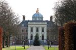 Den Haag 7 december 2021
Prinses Amalia is vandaag 18 jaar oud geworden . Prinses Amalia is met haar moeder Koningin Maxima wezen winkelen . Het vaandel op Huis ten Bosch