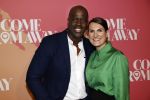 Rotterdam 18 november 2021
Premiere Come from away in het nieuwe Luxor theater.
Iris v d Ende kwam met haar man Vincent