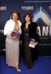 Almere 21 november 2021
Premiere van musical the Titanic in schouwburg Almere. Janke Dekker met dochter