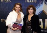 Almere 21 november 2021
Premiere van musical the Titanic in schouwburg Almere. Janke Dekker met dochter