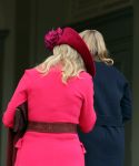 Den Haag 8 december 2021
Prinses Amalia arriveert voor de buitengewone vergadering van de Raad van State. Naast de prinses waren ook koning Willem Alexander en koningin Maxima bij de buitengewone vergadering aanwezig.
Na de vergadering ging Amalia in de tuin een boom planten.