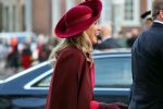 Den Haag 8 december 2021
Prinses Amalia arriveert voor de buitengewone vergadering van de Raad van State. Naast de prinses waren ook koning Willem Alexander en koningin Maxima bij de buitengewone vergadering aanwezig.
Na de vergadering ging Amalia in de tuin een boom planten.