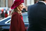 Den Haag 8 december 2021
Prinses Amalia arriveert voor de buitengewone vergadering van de Raad van State. Naast de prinses waren ook koning Willem Alexander en koningin Maxima bij de buitengewone vergadering aanwezig.
Na de vergadering ging Amalia in de tuin een boom planten.