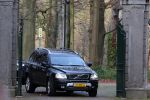 Den Haag 7 december 2021
Prinses Amalia is vandaag 18 jaar oud geworden . Prinses Amalia is met haar moeder Koningin Maxima wezen winkelen . Maxima rijdt in een volvo jeep