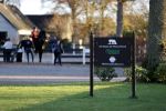 Lunteren 22 november 2021
Presentatie paarden calendar waarvan opbrengst naar het KWF gaat . Bridget Maasland en Samantha Steenwijk krijgen het eerste exemplaar . Ze kopen per paard aanrijden . manege de nieuwe heuvel