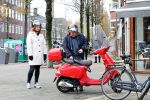 Amsterdam 11 december 2021
Martijn Krabbe met zijn vrouw op de vespa scooter in Amsterdam zuid