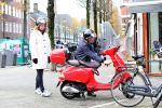 Amsterdam 11 december 2021
Martijn Krabbe met zijn vrouw op de vespa scooter in Amsterdam zuid