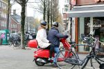 Amsterdam 11 december 2021
Martijn Krabbe met zijn vrouw op de vespa scooter in Amsterdam zuid