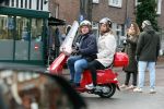 Amsterdam 11 december 2021
Martijn Krabbe met zijn vrouw op de vespa scooter in Amsterdam zuid