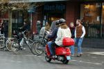 Amsterdam 11 december 2021
Martijn Krabbe met zijn vrouw op de vespa scooter in Amsterdam zuid