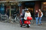 Amsterdam 11 december 2021
Martijn Krabbe met zijn vrouw op de vespa scooter in Amsterdam zuid