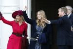 Den Haag 8 december 2021
Prinses Amalia arriveert voor de buitengewone vergadering van de Raad van State. Naast de prinses waren ook koning Willem Alexander en koningin Maxima bij de buitengewone vergadering aanwezig.
Na de vergadering ging Amalia in de tuin een boom planten.