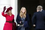 Den Haag 8 december 2021
Prinses Amalia arriveert voor de buitengewone vergadering van de Raad van State. Naast de prinses waren ook koning Willem Alexander en koningin Maxima bij de buitengewone vergadering aanwezig.
Na de vergadering ging Amalia in de tuin een boom planten.