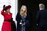 Den Haag 8 december 2021
Prinses Amalia arriveert voor de buitengewone vergadering van de Raad van State. Naast de prinses waren ook koning Willem Alexander en koningin Maxima bij de buitengewone vergadering aanwezig.
Na de vergadering ging Amalia in de tuin een boom planten.