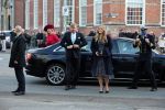 Den Haag 8 december 2021
Prinses Amalia arriveert voor de buitengewone vergadering van de Raad van State. Naast de prinses waren ook koning Willem Alexander en koningin Maxima bij de buitengewone vergadering aanwezig.
Na de vergadering ging Amalia in de tuin een boom planten.