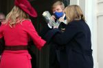 Den Haag 8 december 2021
Prinses Amalia arriveert voor de buitengewone vergadering van de Raad van State. Naast de prinses waren ook koning Willem Alexander en koningin Maxima bij de buitengewone vergadering aanwezig.
Na de vergadering ging Amalia in de tuin een boom planten.