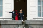 Den Haag 8 december 2021
Prinses Amalia arriveert voor de buitengewone vergadering van de Raad van State. Naast de prinses waren ook koning Willem Alexander en koningin Maxima bij de buitengewone vergadering aanwezig.
Na de vergadering ging Amalia in de tuin een boom planten.