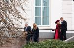 Den Haag 8 december 2021
Prinses Amalia arriveert voor de buitengewone vergadering van de Raad van State. Naast de prinses waren ook koning Willem Alexander en koningin Maxima bij de buitengewone vergadering aanwezig.
Na de vergadering ging Amalia in de tuin een boom planten.