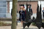 Den Haag 8 december 2021
Prinses Amalia arriveert voor de buitengewone vergadering van de Raad van State. Naast de prinses waren ook koning Willem Alexander en koningin Maxima bij de buitengewone vergadering aanwezig.
Na de vergadering ging Amalia in de tuin een boom planten.