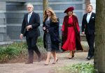 Den Haag 8 december 2021
Prinses Amalia arriveert voor de buitengewone vergadering van de Raad van State. Naast de prinses waren ook koning Willem Alexander en koningin Maxima bij de buitengewone vergadering aanwezig.
Na de vergadering ging Amalia in de tuin een boom planten.